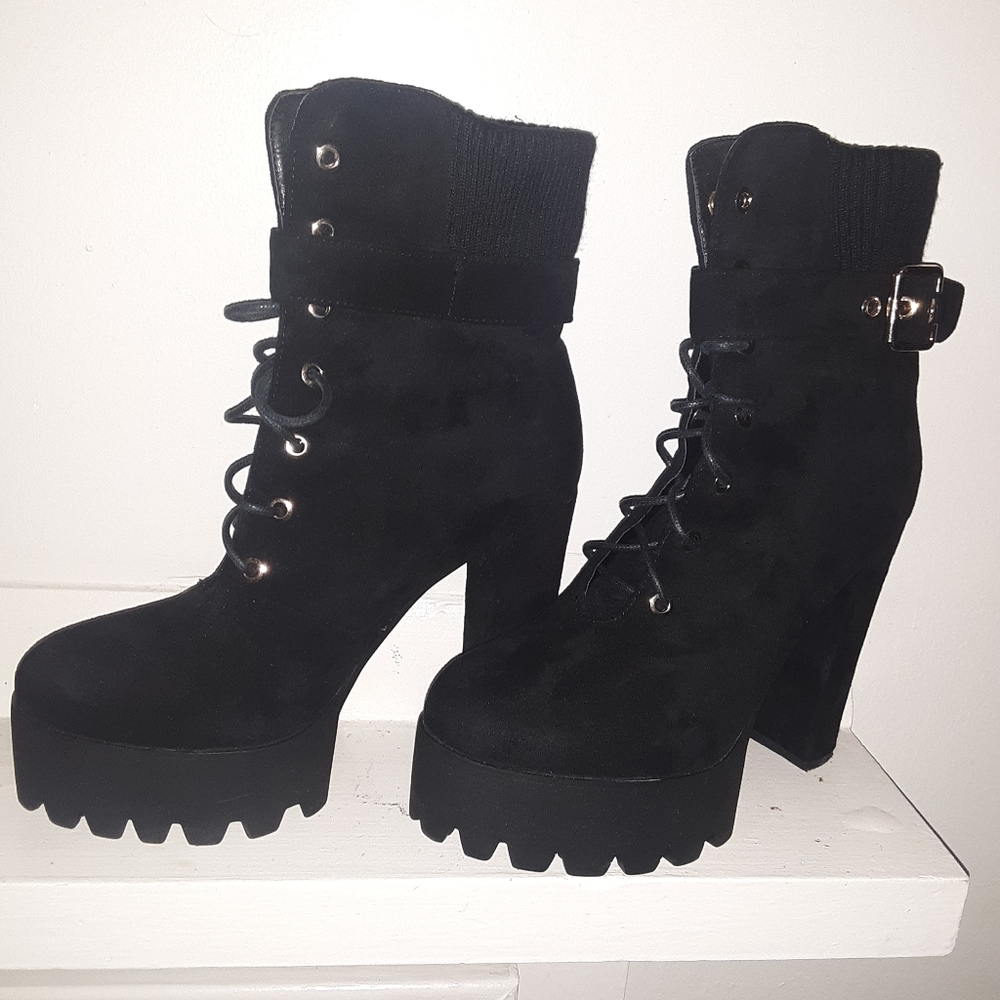 New 6 inch black suede boots